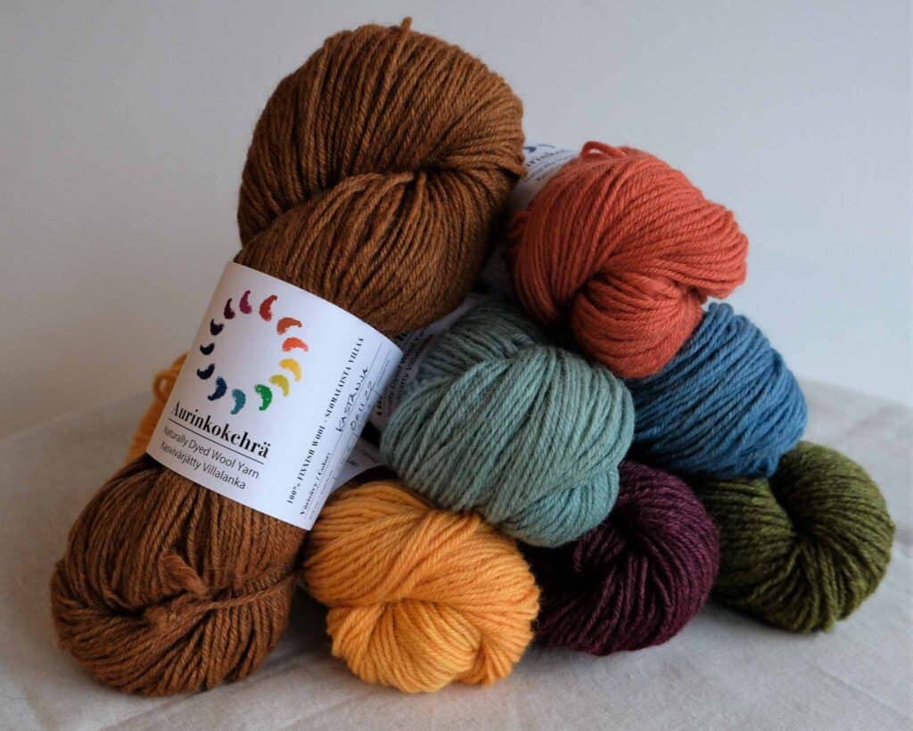 DK Weight yarn fra Finske Aurinkokehrä. 4 trådet garn af Finuld.