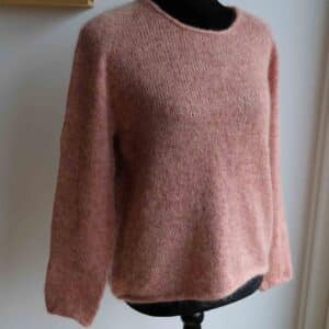 Kumulus Bluse med opskrift af PetiteKnit. Strikket med en tråd Garnfryds Handdyed og en tråd lammeuld i farven Old Rose