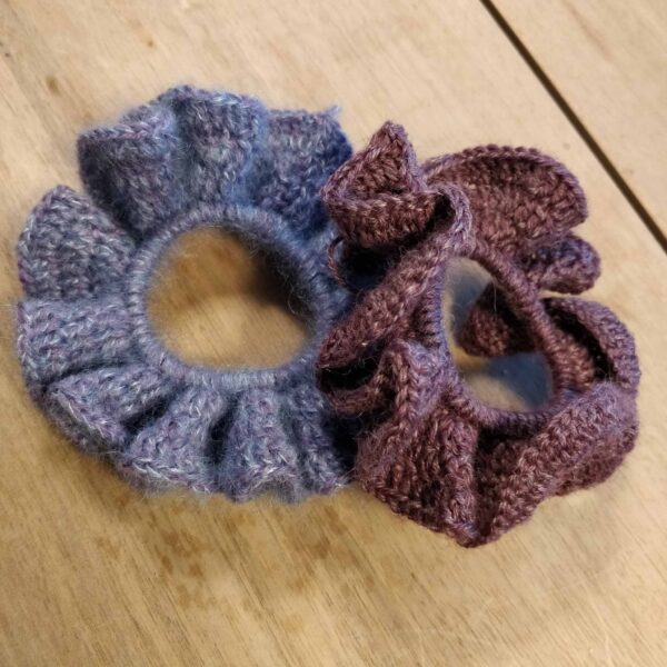 Astrids restescrunchies. Udnyttelse af restegarn til hårelastikker.