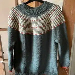 Faaborg Sweater strikket med tre tråde lammeuld og med to farver i bærestykket