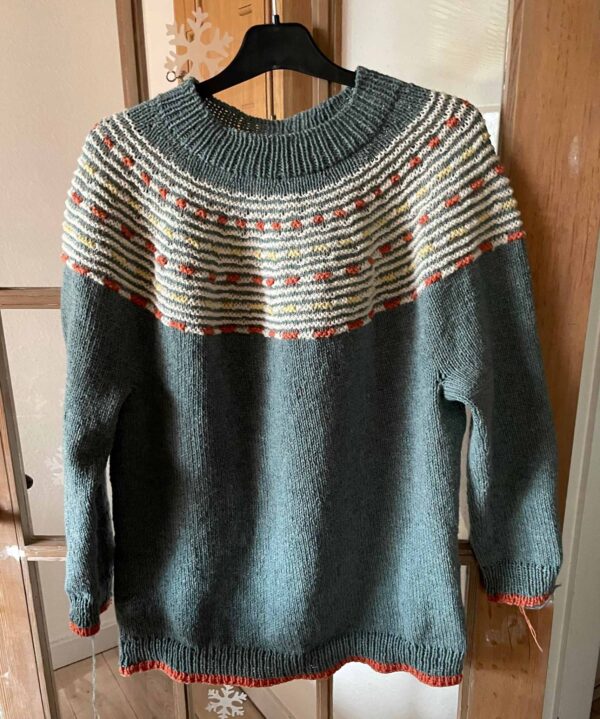 Faaborg Sweater strikket med tre tråde lammeuld og med to farver i bærestykket