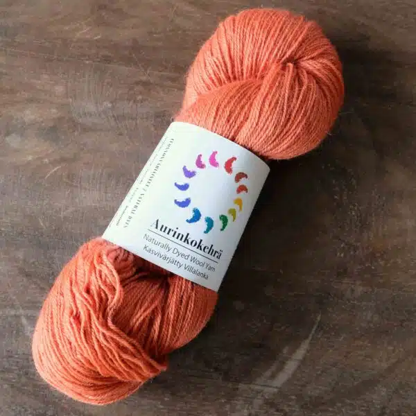 Krappi - orangerød fingering yarn fra Aurinkokehrä