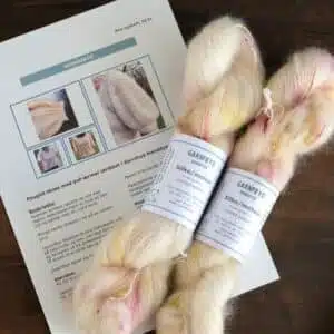 Strikkekit til Silkemohair Puf. Indeholder opskrift og garn.