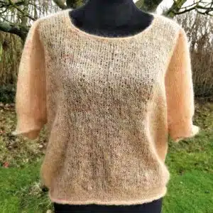 Silkemohair Puf designet af Annette Madsen. Strikket i Garnfryd Handdyed Silkmohair.