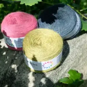 Lace Weight Yarn fra Aurinkokehrä. Tynd naturfarvet tråd af Finnuld.