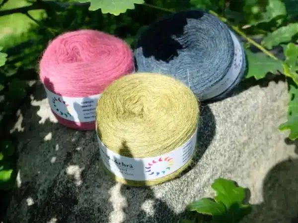 Lace Weight Yarn fra Aurinkokehrä. Tynd naturfarvet tråd af Finnuld.