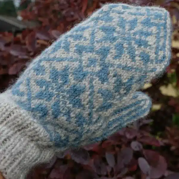 Nora Mittens Winter Ed. strikket i Sock Yarn fra Aurinkokehrä