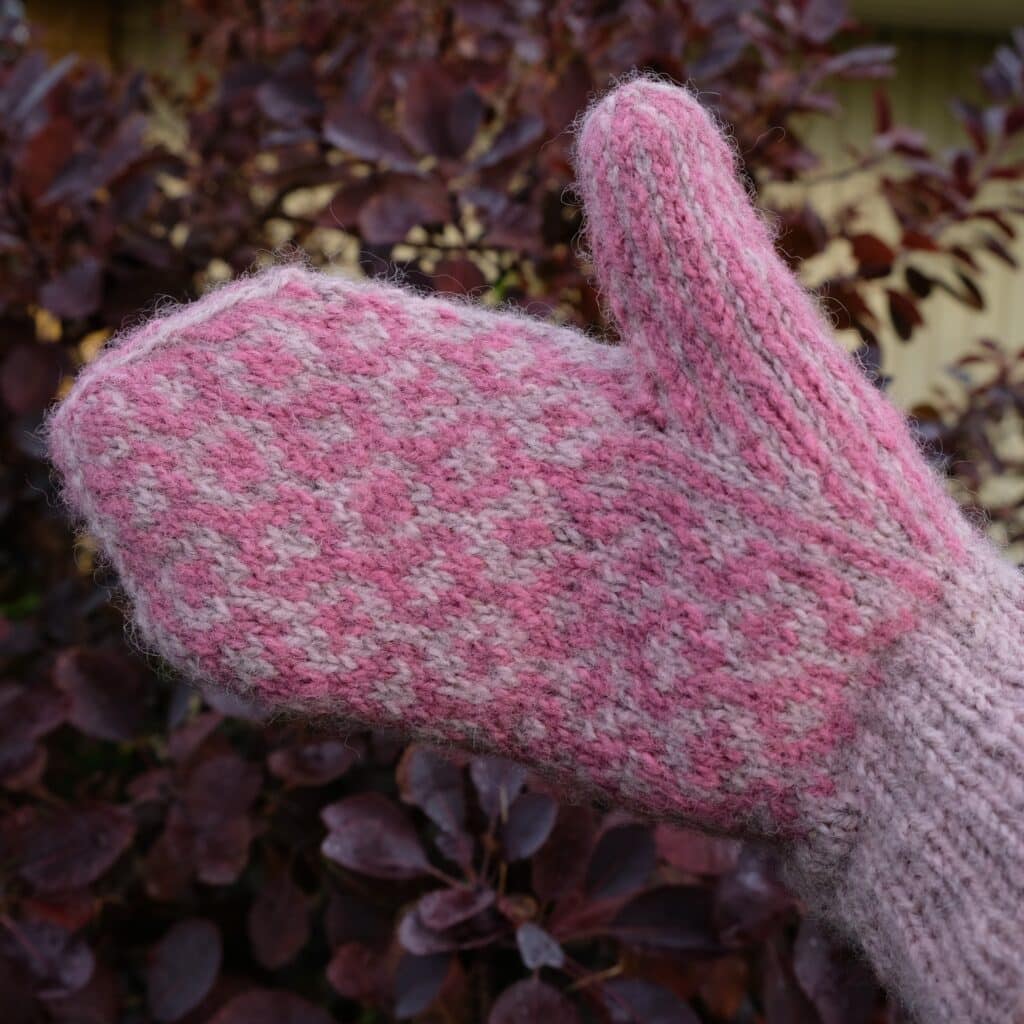 Kristina Mitten Winter Edition strikket i Sock Yarn fra Aurinkokehrä