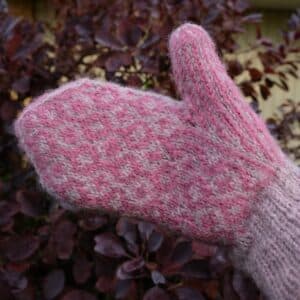 Kristina Mitten Winter Edition strikket i Sock Yarn fra Aurinkokehrä