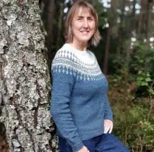 Balkeryd Sweater strikket i Fingering Weight Yarn fra Aurinkokehrä