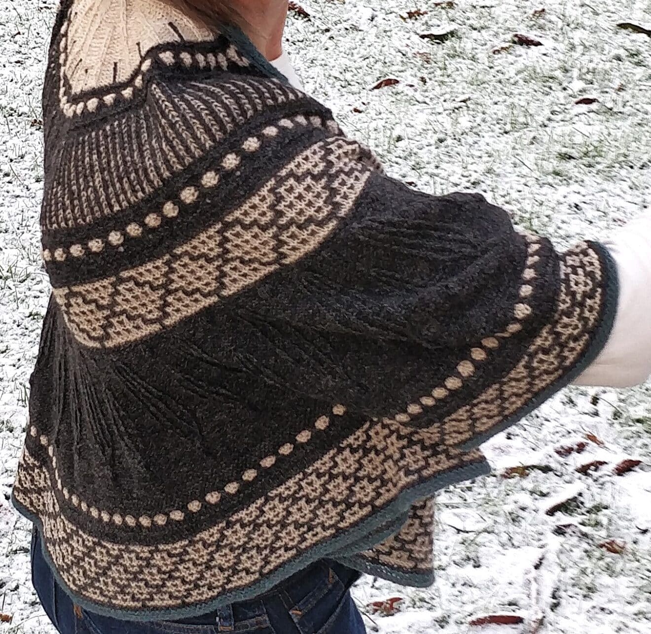 Bornholmer Bolero. Designet af DSIGNJUHL og strikket i en tråd Merino Lammeuld og en tråd Kashmir Lux