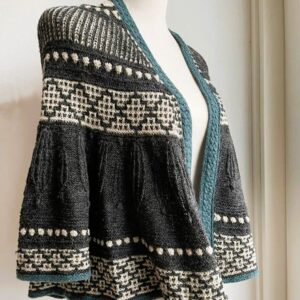 Bornholmer Bolero desinet af Dorthe Juhl Sørensen og strikket med 1 tråd Merino Lammeuld og 1 tråd Kashmir Lux fra fam. Davidsen