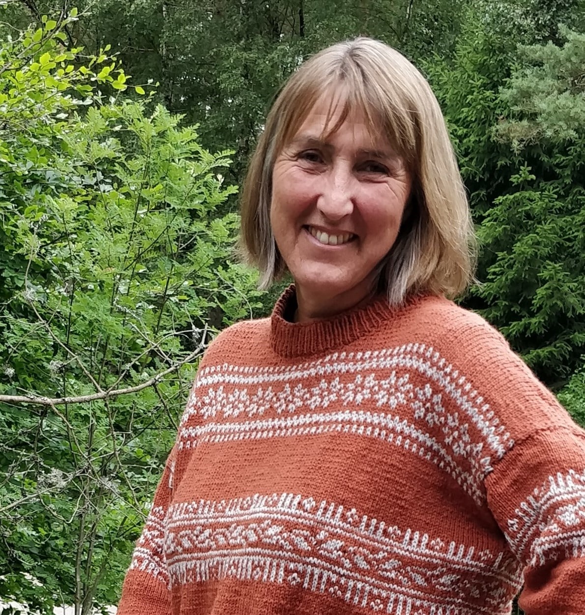 Mette med Porcelain Sweater af Lene Holme Samsøe strikket i Luna genbrugsuld fra Permin