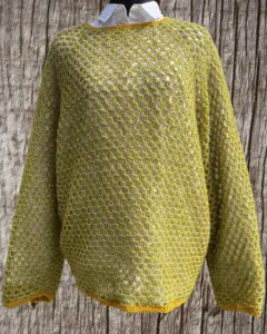 Luftig bluse - hæklet med store masker med raglan og ballonærmer.
