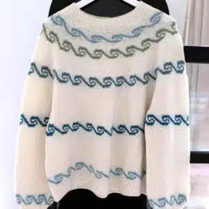 Faaborg-genser strikket med to tråde Merino Lammeuld fra Fam. Davidsen. Opskriften er designet af Vibeke Pope til garnfestivallen Knitting by the sea i Faaborg i april 2024.