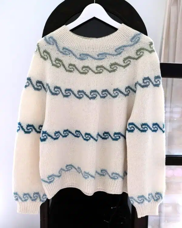 Faaborg-genser strikket med to tråde Merino Lammeuld fra Fam. Davidsen. Opskriften er designet af Vibeke Pope til garnfestivallen Knitting by the sea i Faaborg i april 2024.