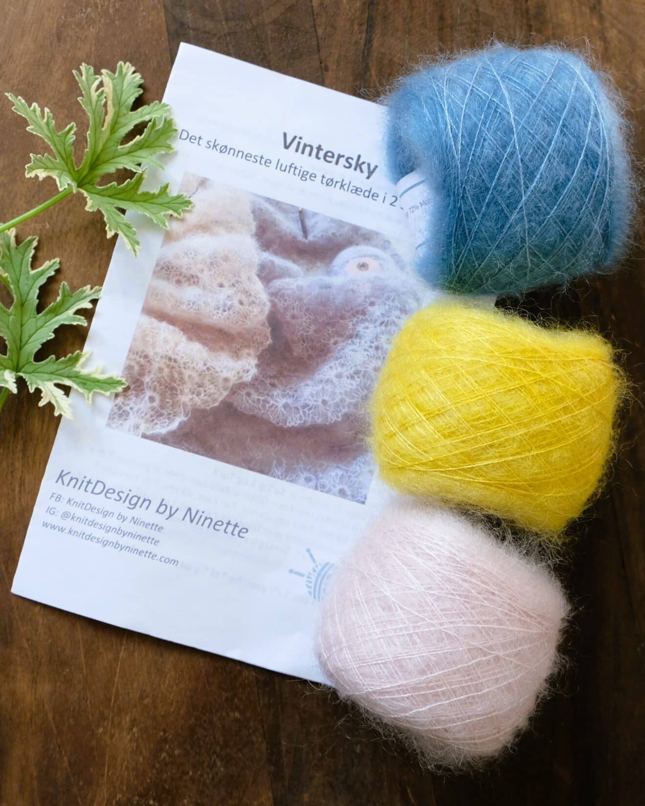 Vintersky Scarf af Ninette Hartwich strikket i Garnfryd Handdyed Silkmohair