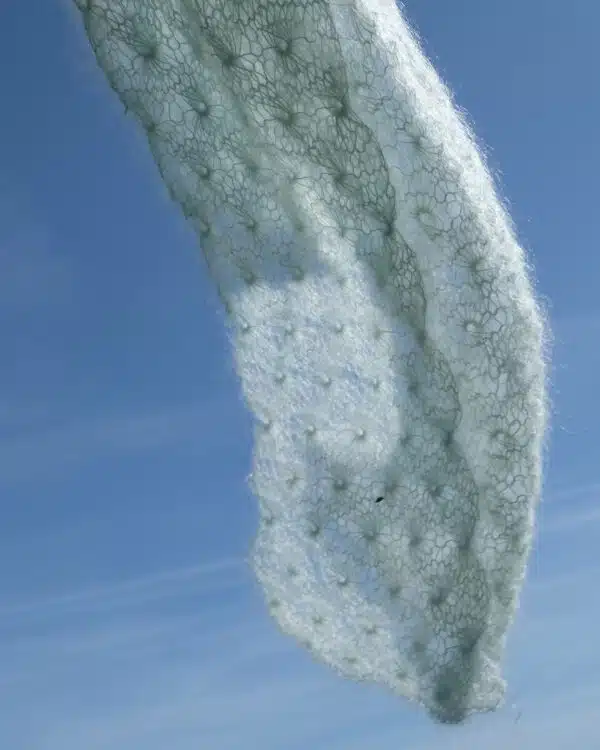 Vintersky Scarf af Ninette Hartwich strikket i Garnfryd Handdyed Silkmohair