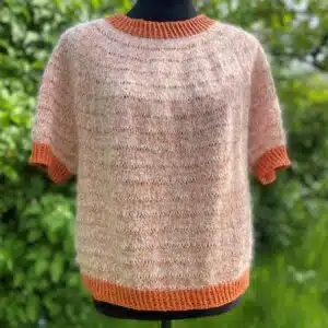 Tide Tee strikket i Casasol Candy Cotton, med kanter af Casasol bomuld. Designet af Hanne Rimmen.