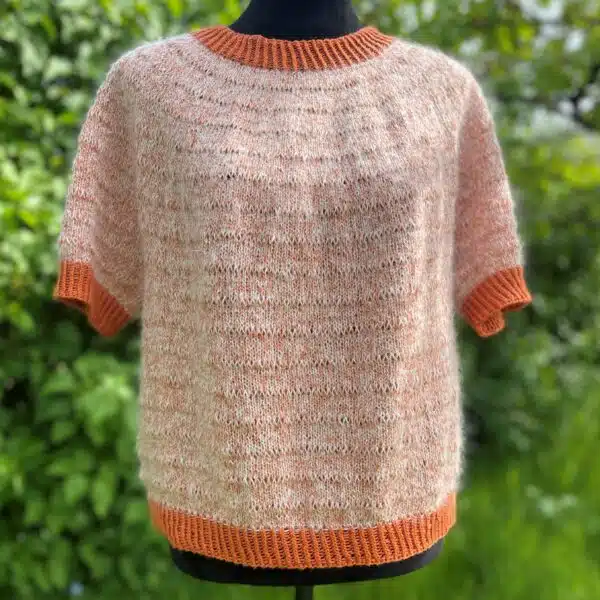 Tide Tee strikket i Casasol Candy Cotton, med kanter af Casasol bomuld. Designet af Hanne Rimmen.