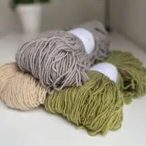 Garnfryds Nordisk uldgarn af 100% kæmmet Finsk uld. Primært Finnuldsgarn og uld fra en blanding af Finnuldfår og Texelfår.