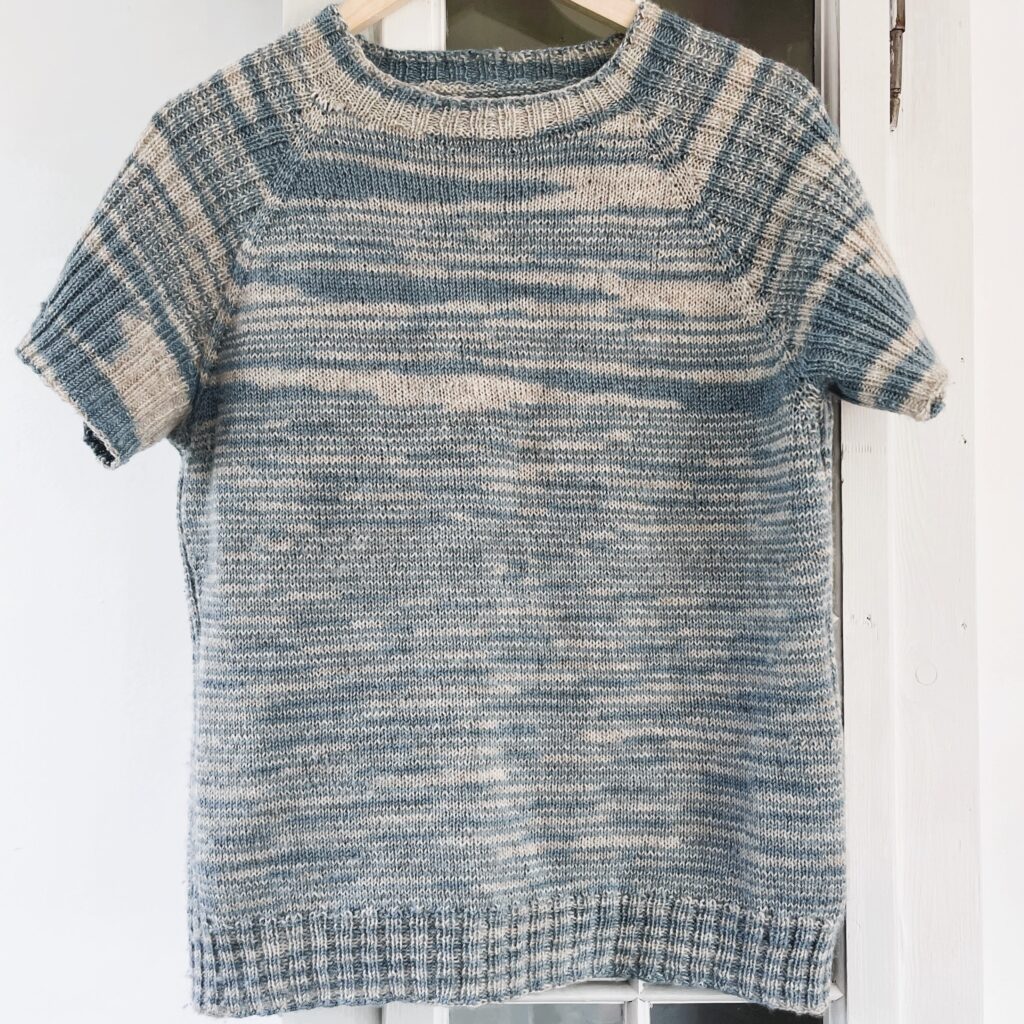 Garnfryds Tee Special. Sporty Tee med ribstrikkede ærmer strikket i Garnfryds Finuldsgarn eller Fingering yarn fra Aurinkokehrä