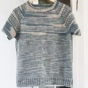 Garnfryds Tee Special. Sporty Tee med ribstrikkede ærmer strikket i Garnfryds Finuldsgarn eller Fingering yarn fra Aurinkokehrä