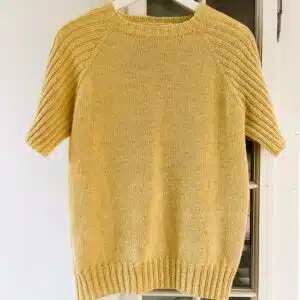 Garnfryds Tee strikket i ensfarvet Finsk kæmmet uldgarn garn.