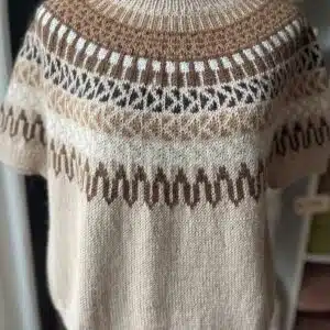 Tora Tee strikket i blød Baby Alpaca fra Imagine Wool og designet af KnitbyMAKI