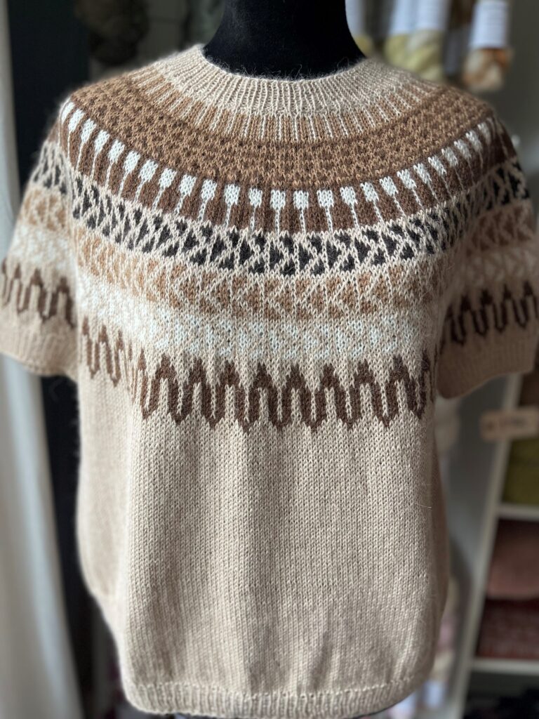 Tora Tee strikket i blød Baby Alpaca fra Imagine Wool og designet af KnitbyMAKI