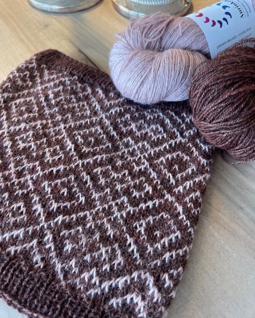 Northern Cowl designet af Lenes Knitwear, strikket i 100% kæmmet Finnuldsgarn (360 m pr. 100 gr.)