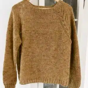 Tåsinge Trøjen strikket i Halo garnkombinationen med Merino Lammeuld og håndfarvet silkemohair