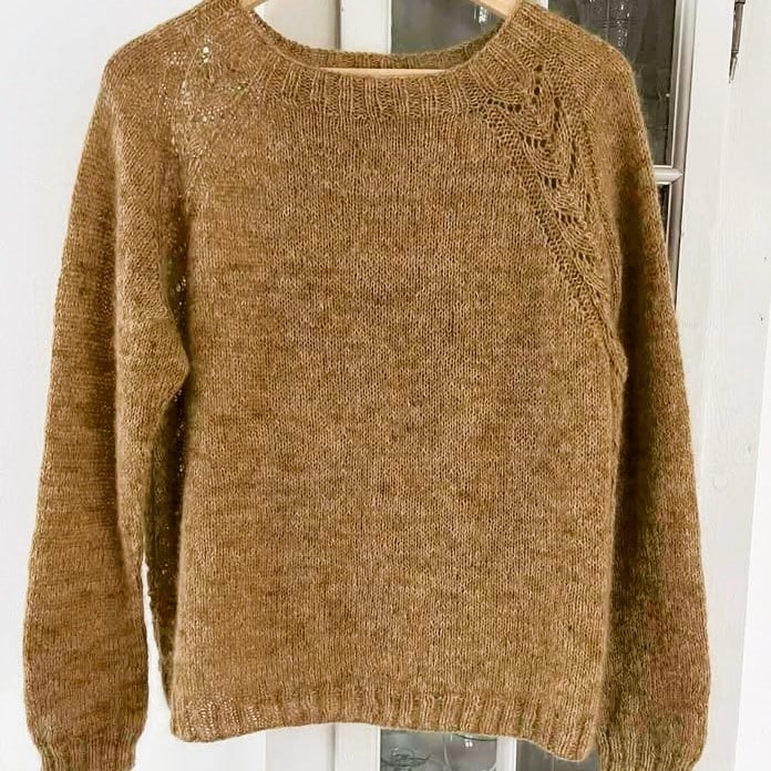 Tåsinge Trøjen strikket i Halo garnkombinationen med Merino Lammeuld og håndfarvet silkemohair