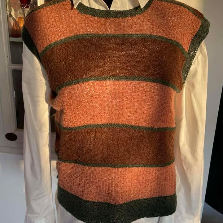 Mønstervest strikket i 100% Merino Lammeuld. Designet af Made by Annie for Garnfryd Design