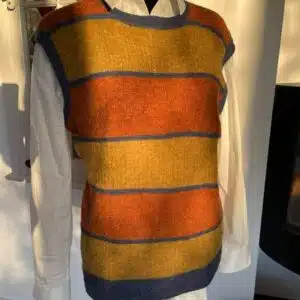 Mønstervest strikket i 100% Merino Lammeuld. Designet af Made by Annie for Garnfryd Design