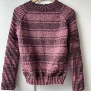 Garnfryds Sweater strikket, tone i tone, med plantefarvet Finnuldsgarn.