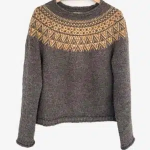 Furulund Sweater designet af Mette Starup for Garnfryd. Strikket i Garnfryds Finnuldsgarn FW med to farver. En multifarvet i bærestykket og en ufarvet i bunden.