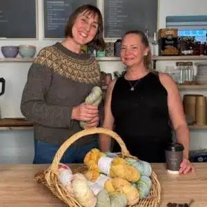 Strik og snak strikkecafé hos Bites and Beauty. Strikkecafé hvor Mette kommer og fortæller om Garnfryd